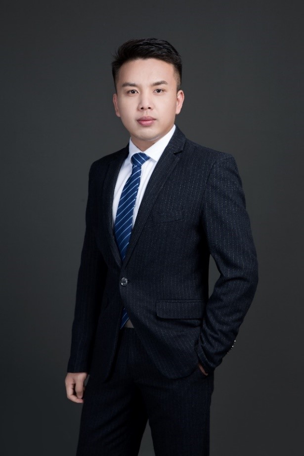 倪龍?zhí)炫嘤栔v師
